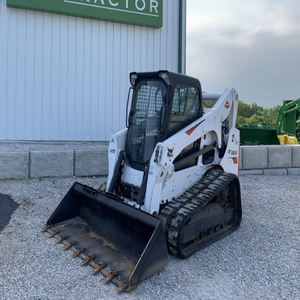 Cargadora compacta Bobcat T770 de alta capacidad, ideal para el manejo de suelos, transporte de grava y gestión de materiales en sitios de construcción. - Product Image 1