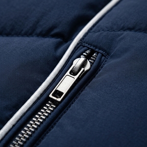 Chaqueta acolchada azul marino para hombre con ribetes reflectantes, cuello alto, cierre completo y aislamiento para invierno y actividades al aire libre. - Product Image 2