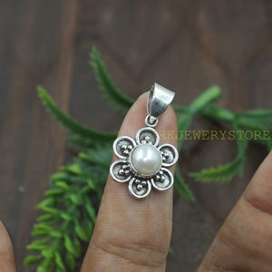 Pendentif Fleur en Argent Sterling 925 avec Perle, Bijou Floral Vintage Fait Main, Collier Minimaliste pour Femme, Breloque Perle Blanche - Product Image 2