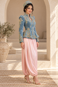 Karakou Argelino de Terciopelo Azul Polvo Mishkat Couture con Bordado Dorado y Sarouel de Satén Rosa Pálido para Fiesta, Largo Maxi, Manga Larga - Product Image 5
