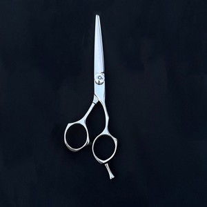 Tijeras de Peluquería Profesionales de 6 Pulgadas para Diestros, Hoja Convexa con Recubrimiento de Titanio, Punta Afilada, Mango Desplazado, Plateadas, Estilo Japonés - Product Image 2