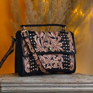Bolso Bandolera Compacto de Cuero Genuino con Patrón Floral y Letras Hecho a Mano Estilo Western de Venus Leathers, de Gran Venta para Mujer - Product Image 1
