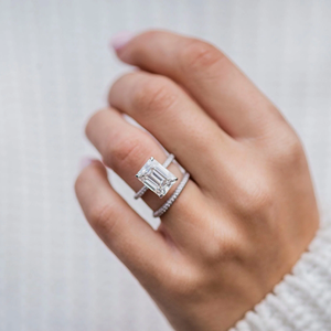 แหวนนิ้วแบบคลาสสิก แหวนเพชรทรงเหลี่ยมมรกตสำหรับผู้หญิง ทอง 14k ตัวเรือนแบบหนามเตย สไตล์เรขาคณิตคลาสสิก - Product Image 1