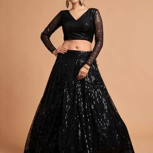 Lehenga Choli en satin de soie souple, coupe trapèze, avec broderies de fils et de paillettes multiples, et dupatta assorti, par Aarika Textile, élégant - Product Image 1
