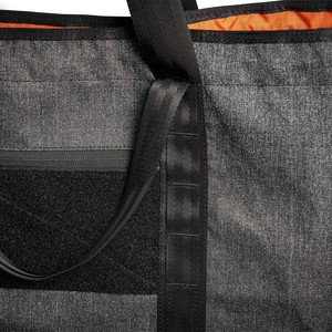 Sac fourre-tout tactique grande capacité, design minimaliste, tissu imperméable, poignée souple, poche intérieure zippée, unisexe, fabriqué au Vietnam - Product Image 2