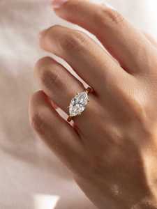 Anillo de Diamantes Cultivados en Laboratorio con Certificación IGI, Corte Marquise, en Oro Amarillo de 14K, Anillo de Compromiso con Certificación IGI - Product Image 1