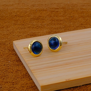 Pendientes de tuerca con gema de zafiro azul, hechos a mano, chapados en oro de 18k, pendientes de tuerca de latón con gema solitaria, joyería elegante, regalo. - Product Image 1