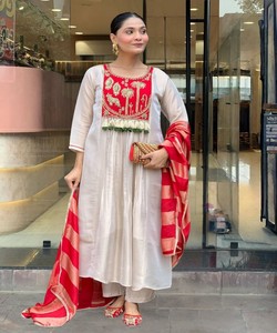 Ensemble haut, bas et dupatta de luxe en coton fantaisie avec broderie à motifs, pour festivals et soirées, prix de gros, vêtement ethnique rouge - Product Image 2