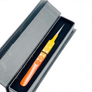 Pince à cils argentée mate avec poignée en forme d'étoile et revêtement en poudre de 2 tons, et coffret noir inclus - Product Image 3