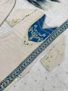 Ensemble de costume d'été en coton beige à motifs floraux, avec patch brodé en Zari doré et vert sarcelle sur le col, pantalon palazzo à jambes larges et dupatta en dentelle transparente – Ensemble 3 pièces - Product Image 5