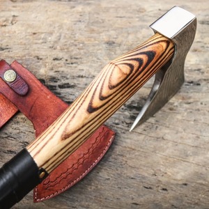 Hacha artesanal premium con hoja grabada con la bandera estadounidense y mango de madera para partir leña - Product Image 3