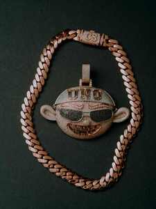 Colgante de Moissanita Personalizado de Plata con Diseño de Rapper, Joyería Hip Hop con Moissanita Baguette Iced y Logo, Engaste de Puntas - Product Image 4