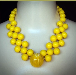 Collier artisanal en résine et perles de bois, rond, rustique, bijou statement, orange-brun, artisanat naturel - Product Image 2