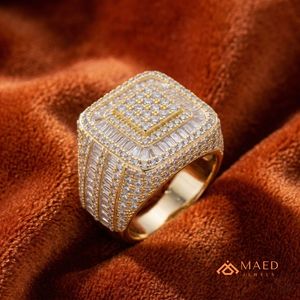 แหวนผู้ชายทรงสี่เหลี่ยมประดับมอสซาไนต์สีทอง สไตล์ฮิปฮอป สำหรับงานหมั้นหรือเป็นเครื่องประดับแฟชั่น ดีไซน์เก๋ไก๋สำหรับผู้ชาย - Product Image 2