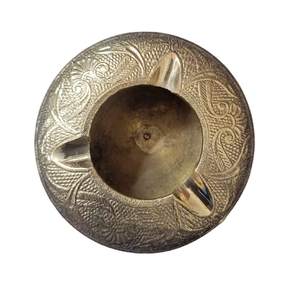 Cendrier rond en laiton artisanal pour fumeurs, cendrier décoratif antique fait main avec motif gravé vintage pour table - Product Image 1