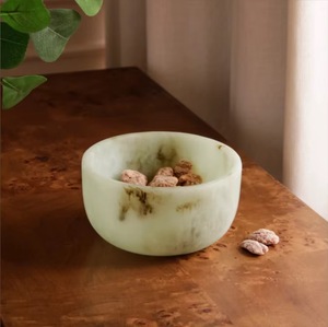 Ensemble de bols de service minimalistes en résine verte polie faits à la main pour les collations et les fruits lors de fêtes - Product Image 4