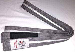 Cinturón de Jiu Jitsu BJJ de Marca OEM 100% Algodón, Talla C3, 4.5 CM de Ancho, 8 Costuras, Color Gris, Modelo 1515 - Product Image 3