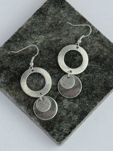 Pendientes de latón con múltiples piedras preciosas de calidad superior Estilo de fiesta lindo Chapado en plata y oro para regalos a precio mayorista - Product Image 4