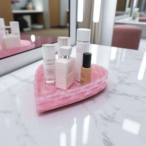 Bandeja de servir de resina premium con forma de corazón de la India, con asas para facilitar su transporte y un toque decorativo para interiores y exteriores. - Product Image 2