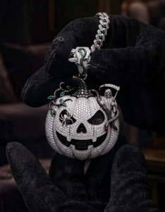 Collier Halloween avec pendentif citrouille en moissanite, fermoir hexagonal, breloque couleur argent et strass, bijou Jack O'Lantern - Product Image 1