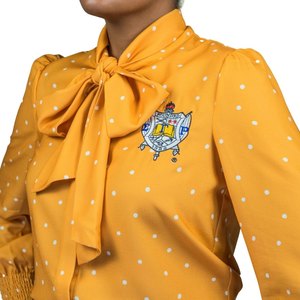 Blusa de lunares dorados Sigma Gamma Rho para mujer, camisa de manga larga con lazo, estilo casual elegante de la hermandad griega - Product Image 6
