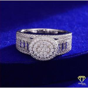 Bague ovale de luxe en argent sterling 925 avec diamants Moissanite et détails latéraux baguette pour les acheteurs en gros - Product Image 3