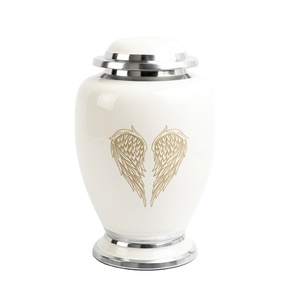 โกศบรรจุอัฐิสำหรับผู้ใหญ่แบบขายส่ง สีขาว ทำจากอะลูมิเนียม สำหรับงานศพและงานรำลึก พร้อมลายปีกนางฟ้าสีเงินสลัก - Product Image 1
