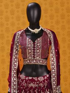 ชุดเลเฮนกาโชลีผ้าไหมแจ็คการ์ดสีมารูน ดีไซน์หรูหรา ประดับด้วยงานปักเลื่อมซารี พร้อมผ้าคลุมไหล่ผ้าออร์แกนซ่า เหมาะสำหรับงานปาร์ตี้สไตล์บอลลีวูด - Product Image 5