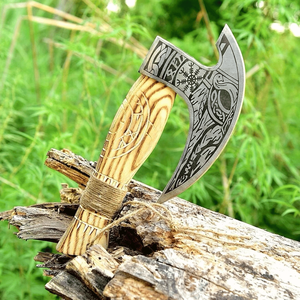 Cortador de Pizza Estilo Vikingo Hecho a Mano, Cuchillo para Pizza de Acero Inoxidable con Hoja Grabada y Mango de Madera, Regalo Personalizado para Papá - Product Image 1