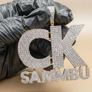 จี้เพชรโมอิสซาไนต์แบบ Iced Out รุ่น 'CK Sammbu' เงินแท้ 925 ชุบทอง 18K สไตล์ฮิปฮอป พร้อมจี้ตัวอักษรสำหรับผู้ชาย - Product Image 6