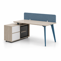 Bureau de direction moderne avec plateau en bois grainé, écran de confidentialité bleu poussiéreux, pieds inclinés et armoire latérale rectangulaire
