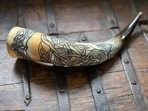 Cuerno para Beber Hecho a Mano con Soporte, Patrones Vikingos Grabados Personalizados para Mead y Tiendas de Artículos Vikingos POR PERFECT ENTERPRISES - Product Image 5
