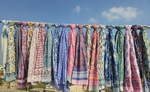 Sarong en coton imprimé à la main de qualité export pour femme, léger, idéal comme cache-maillot de bain, pour la plage et les vacances d'été - Product Image 2