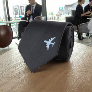 เนคไทโพลีเอสเตอร์สีดำล้วนพร้อมโลโก้เครื่องบินสไตล์คลาสสิกและสไตล์คลาสสิก - Product Image 4