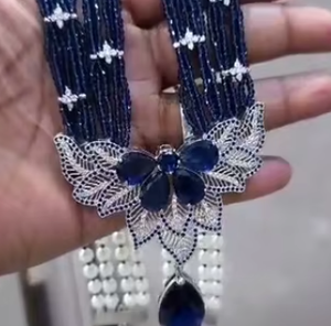 Magnifique collier pendentif en laiton de designer élégant avec zircon et perles pour femmes et jeunes filles, idéal pour les mariages et les soirées. - Product Image 2