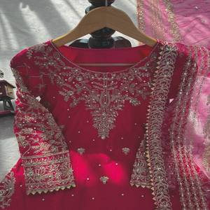 Conjunto de Kurta y Salwar de Seda VASTRA COTTAGE con Bordado de Hilo y Lentejuelas, Dupatta de Red con Borde de Encaje, Ropa Étnica para Fiestas - Product Image 5