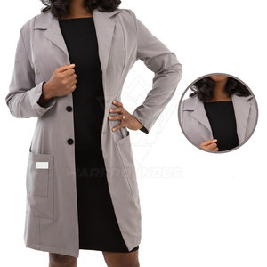 Bata de laboratorio Smart Fit con diseño de bolsillo lateral, mangas largas, cierre frontal y tela suave para uso diario en el trabajo en equipo. - Product Image 4