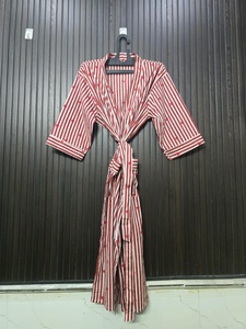 Bata Larga para Mujer con Estampado de Corazones a Rayas Marrones, Cuello en V, Manga Tres Cuartos, 100% Algodón, Suave, Informal - Product Image 2