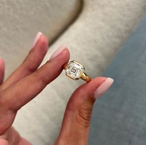แหวนเพชรทรง Asscher 2 กะรัต เพาะเลี้ยงในห้องปฏิบัติการ ประดับขอบเพชรแบบ Bezel Setting ได้รับการรับรองจาก IGI ตัวเรือนทอง 14K แหวนหมั้น แหวนแต่งงานแบบ Solitaire ดีไซน์หรูหรา ทันสมัย - Product Image 1