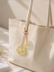 Porte-clés élégant avec broderie florale perlée, design artisanal et finition magnifique - Product Image 1