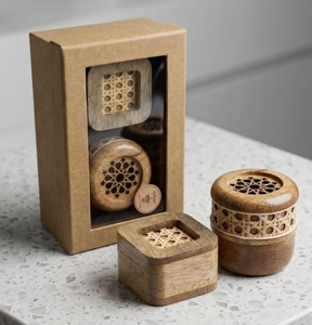 Porte-encens en bois d'acacia fait main, écologique, 100% naturel, support noir, plateau ondulé pour aromathérapie Bakhoor Mabkhara - Product Image 5