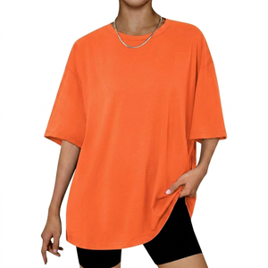 T-shirt oversize respirant pour femme, style streetwear estival, 100% coton, à porter au quotidien, avec logo personnalisé. - Product Image 5