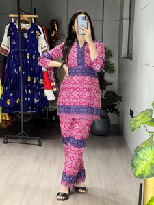 Ensemble coordonné imprimé pour femmes, design de créateurs |   Ensemble haut et bas décontracté en rayonne - Product Image 2