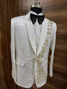 Costume de mariage blanc pour homme en jacquard avec broderie florale et revers châle - Product Image 2