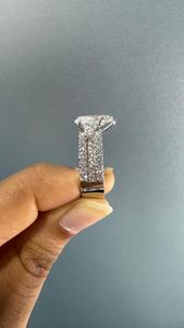 Bague de fiançailles tendance en diamant de laboratoire en forme de poire plaqué rhodium avec bande pavée |   Fabricant de bagues d'anniversaire de mariage personnalisées - Product Image 3