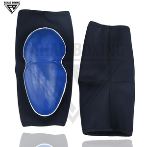 Coudières ergonomiques noires et bleues respirantes et absorbant les chocs pour l'entraînement en contact total et les clubs de combat - Product Image 6