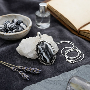 Pendentif ovale en laiton avec turquoise buffle blanche en gros |   Pendentif en pierre précieuse naturelle |   Breloque de bijoux faite à la main sans chaîne - Product Image 3