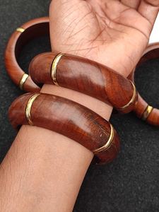 Bracelets de luxe en résine de créateur, faits à la main, polis, pour femmes, motif linéaire traditionnel, écologiques, style artistique - Product Image 3