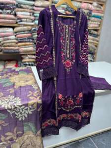 Ssumaira - Conjunto de Fiesta Formal con Camisa de Terciopelo Bordada y Pantalones con Dupatta Estampada Digitalmente, Novedad Especial para Eid - Product Image 5