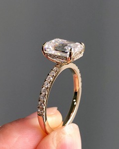 Bague de mariage solitaire demi-éternité minimaliste en or jaune massif 14 carats avec diamant de laboratoire taille émeraude 2 carats certifié IGI - Product Image 3